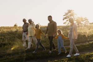 famille-heureuse-en-pleine-nature